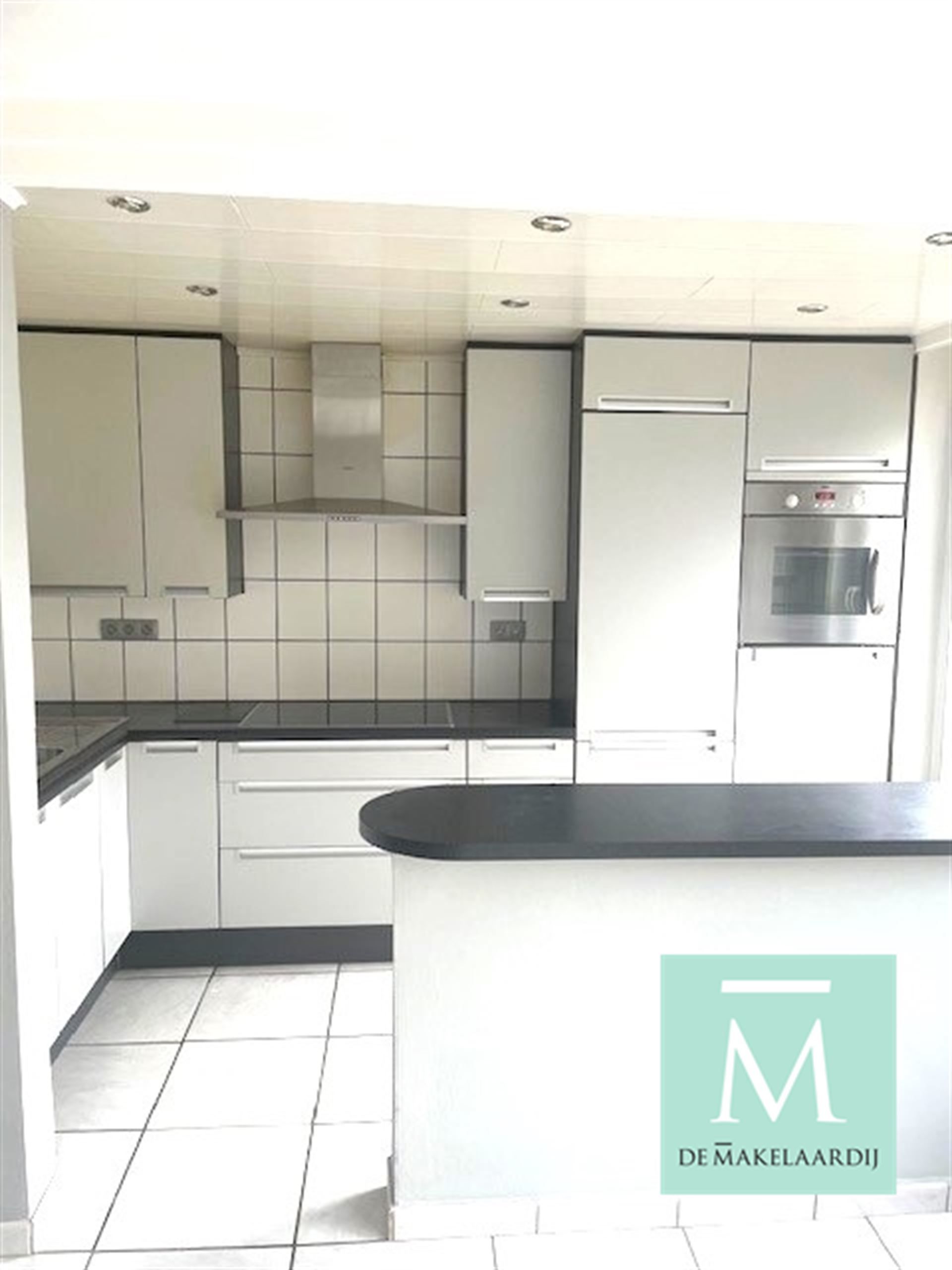 Mooi gelegen, instapklaar appartement met 2 slaapkamers en klein terrasje achteraan! foto 2