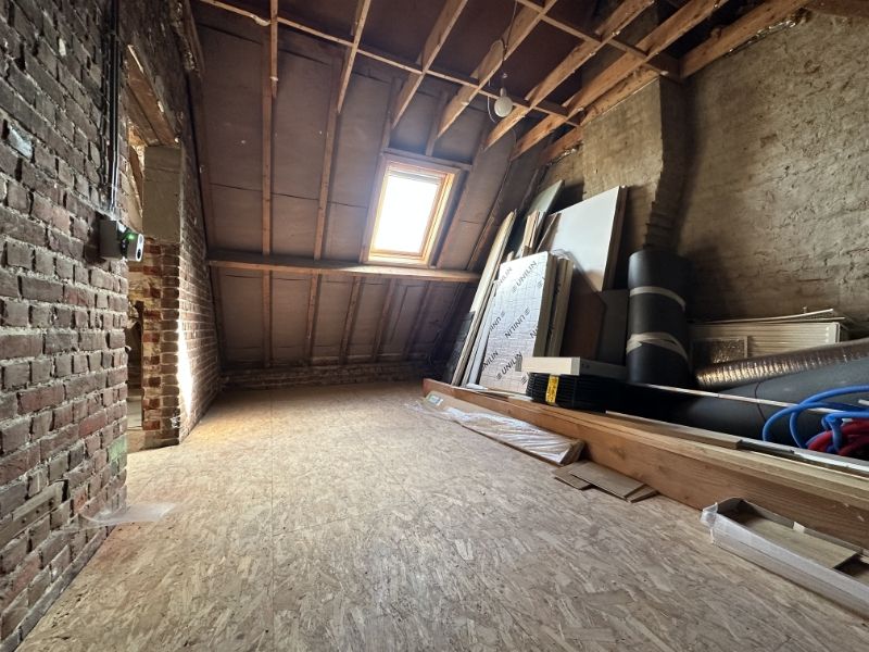 Recent gerenoveerde woning met ruime garage foto 23