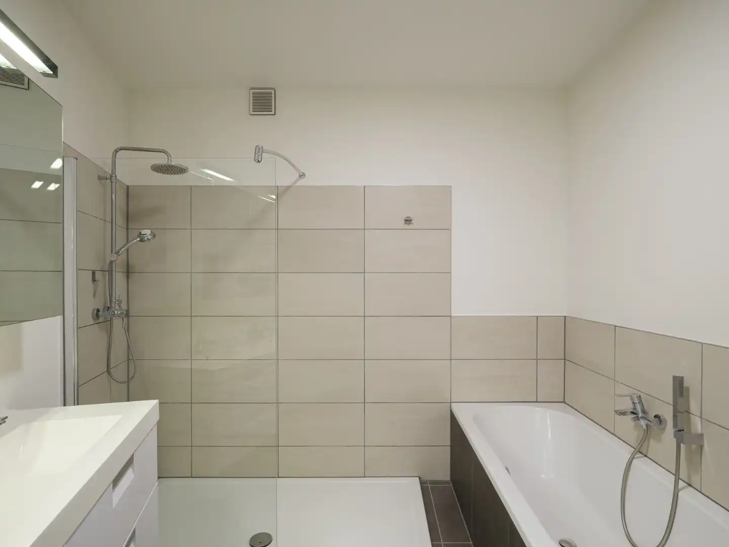 Gelijkvloers 3 slaapkamer appartement met leuk terras foto 16