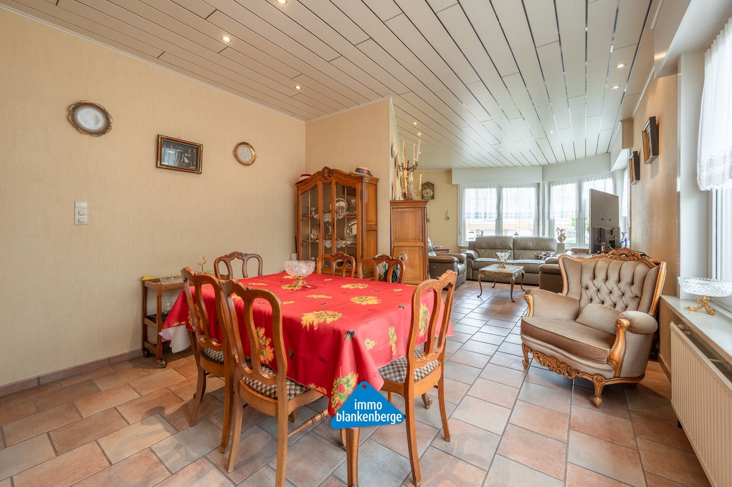 Zeer ruim appartement met grote garage op steenworp van Zeedijk, strand, zee en duinen. foto 4