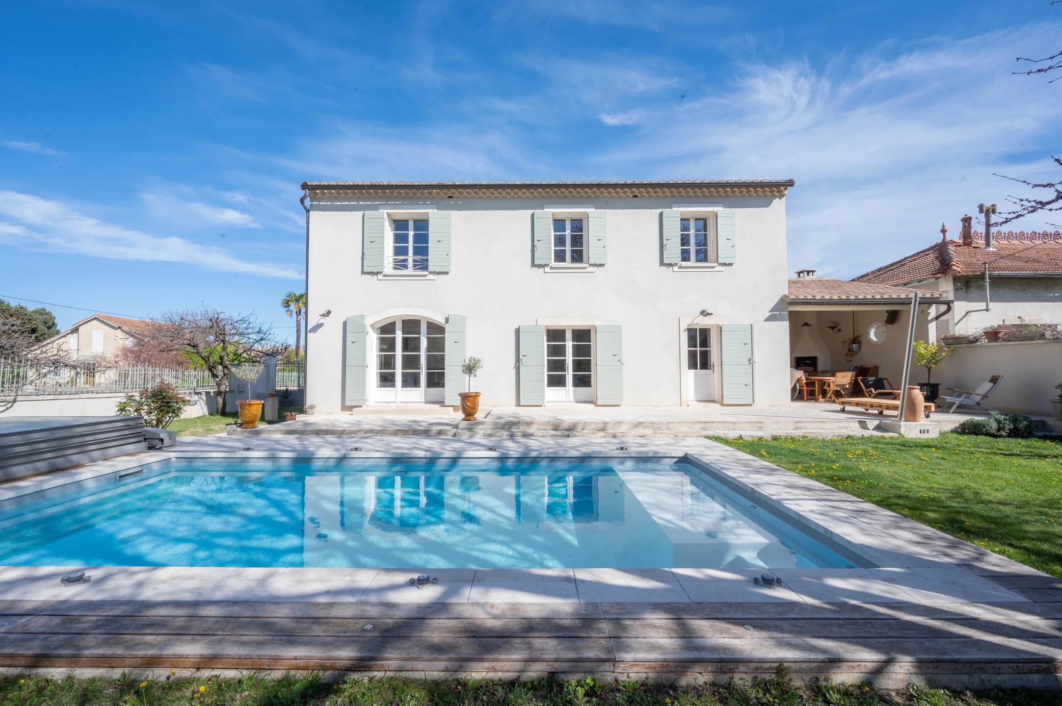 Mooie huis van het type Bastide, ideaal gelegen, in de rust en te voet van het dorp St Rémy de Provence. foto {{pictureIndex}}