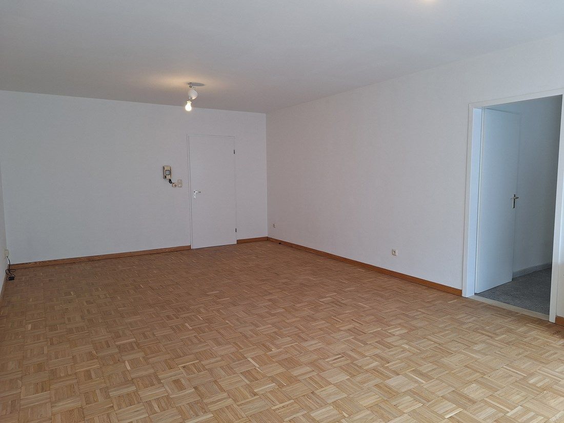 Knap gerenoveerd en perfect gelegen appartement in Genk CENTRUM met AUTOSTANDPLAATS foto 2