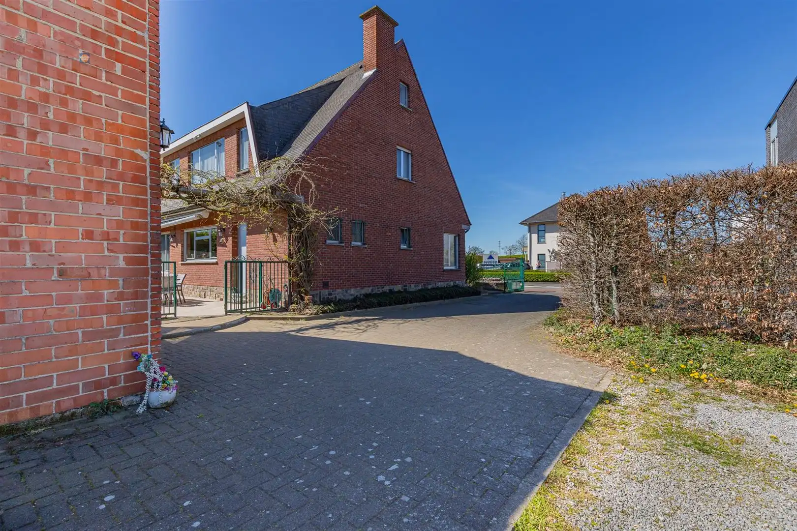 Karaktervolle villa met bijgebouw en ruime parking foto 20