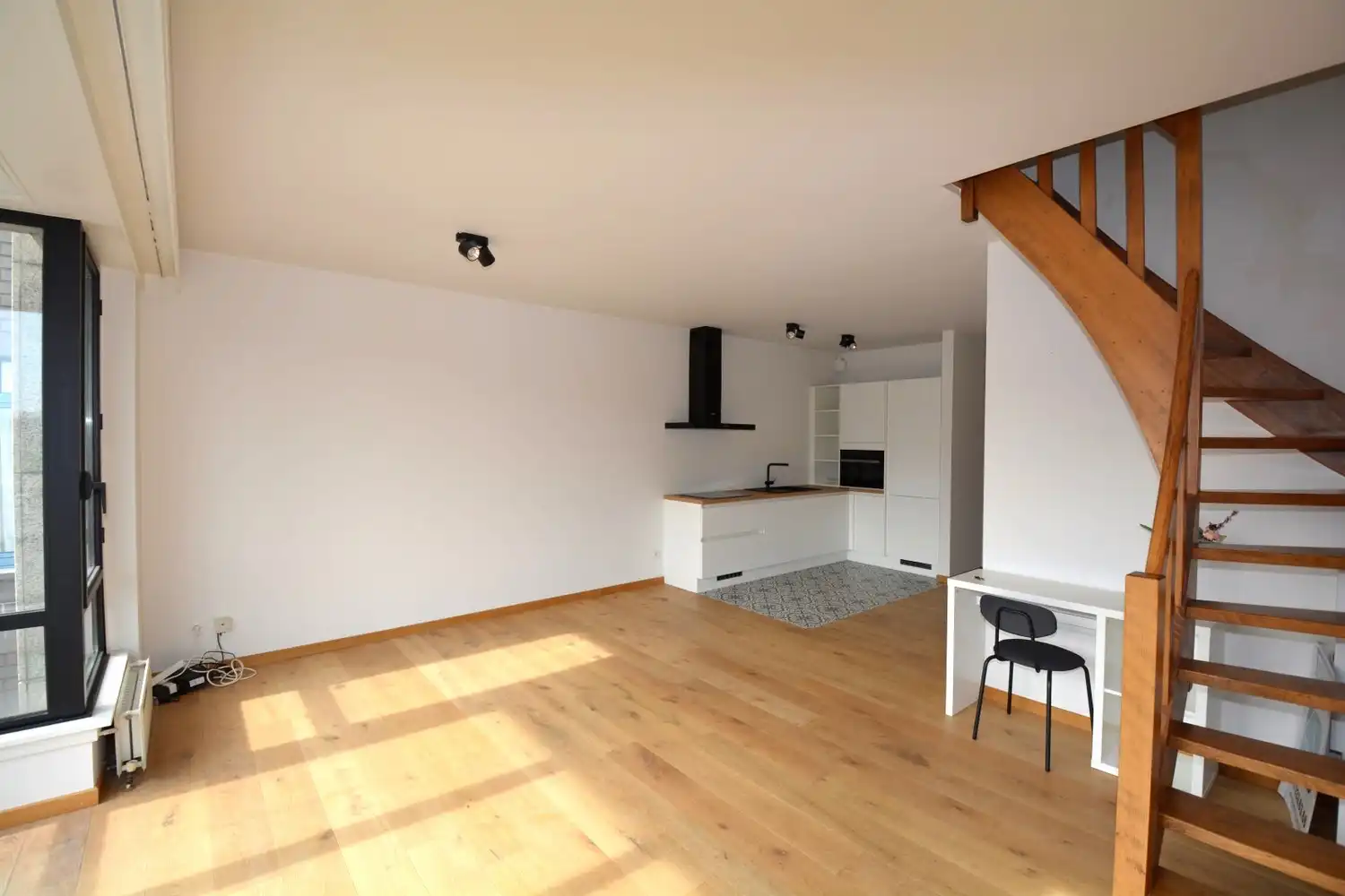 INSTAPKLAAR APPARTEMENT MET 2 SLK EN 2 RUIME TERRASSEN! foto 2