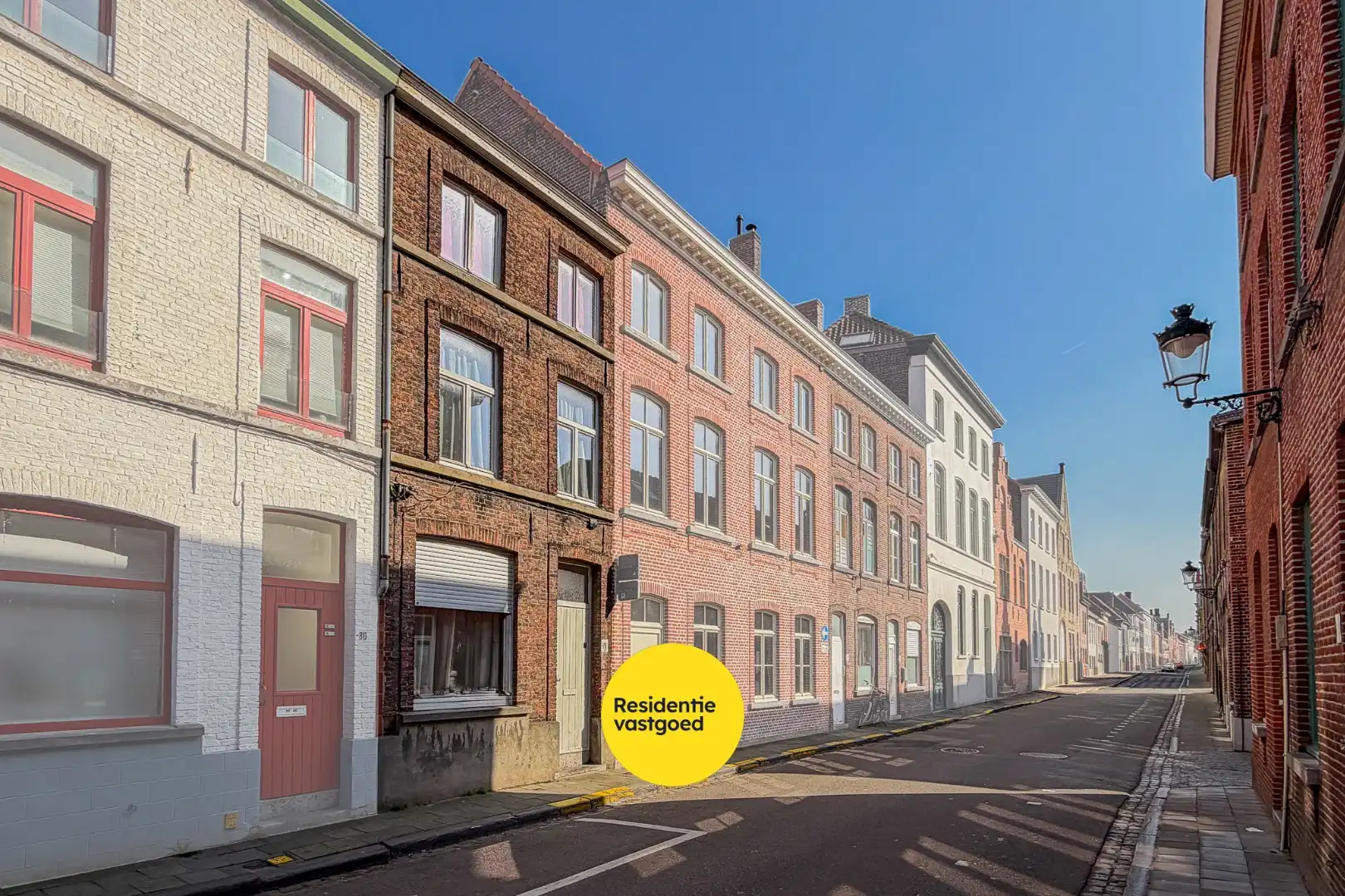 Hoofdfoto van de publicatie: Te renoveren rijwoning met 3 slaapkamers in het Ezelstraatkwartier
