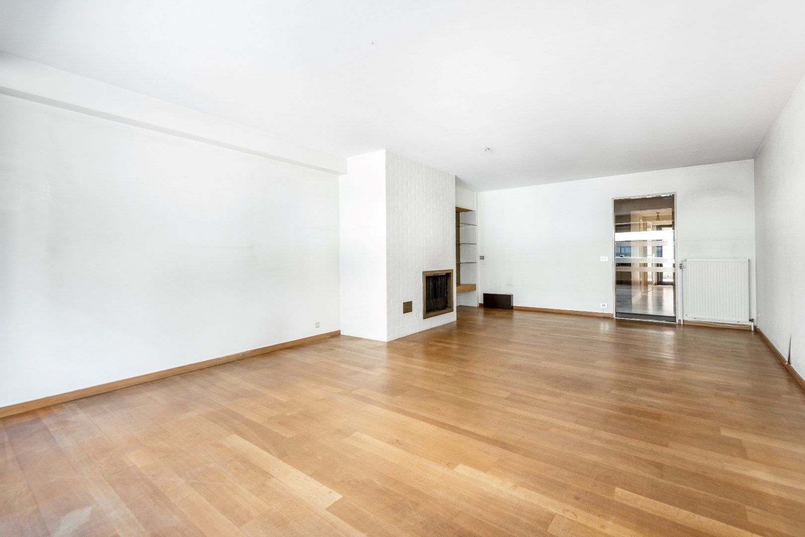 Ruim, ongemeubeld appartement met groot zonneterras achteraan, gelegen op de Kustlaan. foto 2