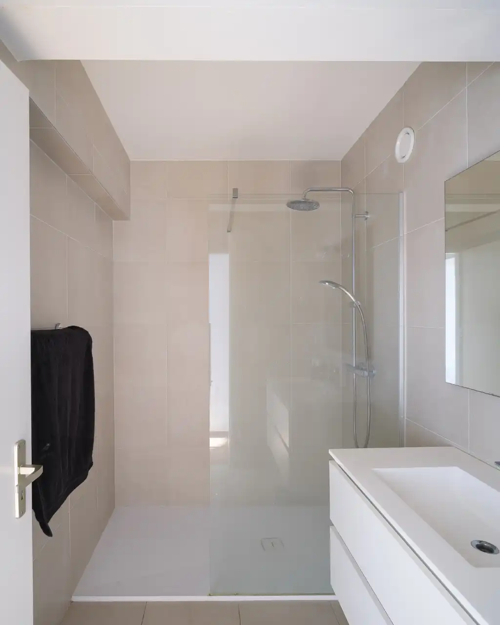 Instapklaar 2 slaapkamer appartement met terras en zonnige tuin foto 8