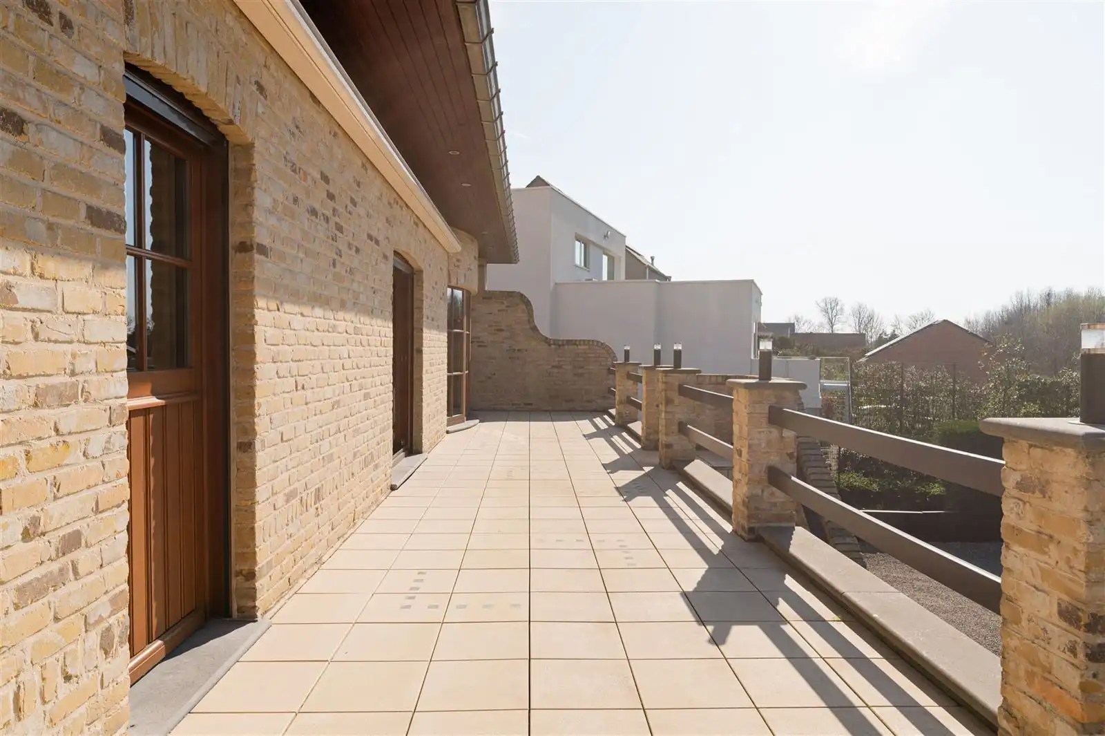 Ruime lichtrijke villa met tuin op 15are50 foto 13