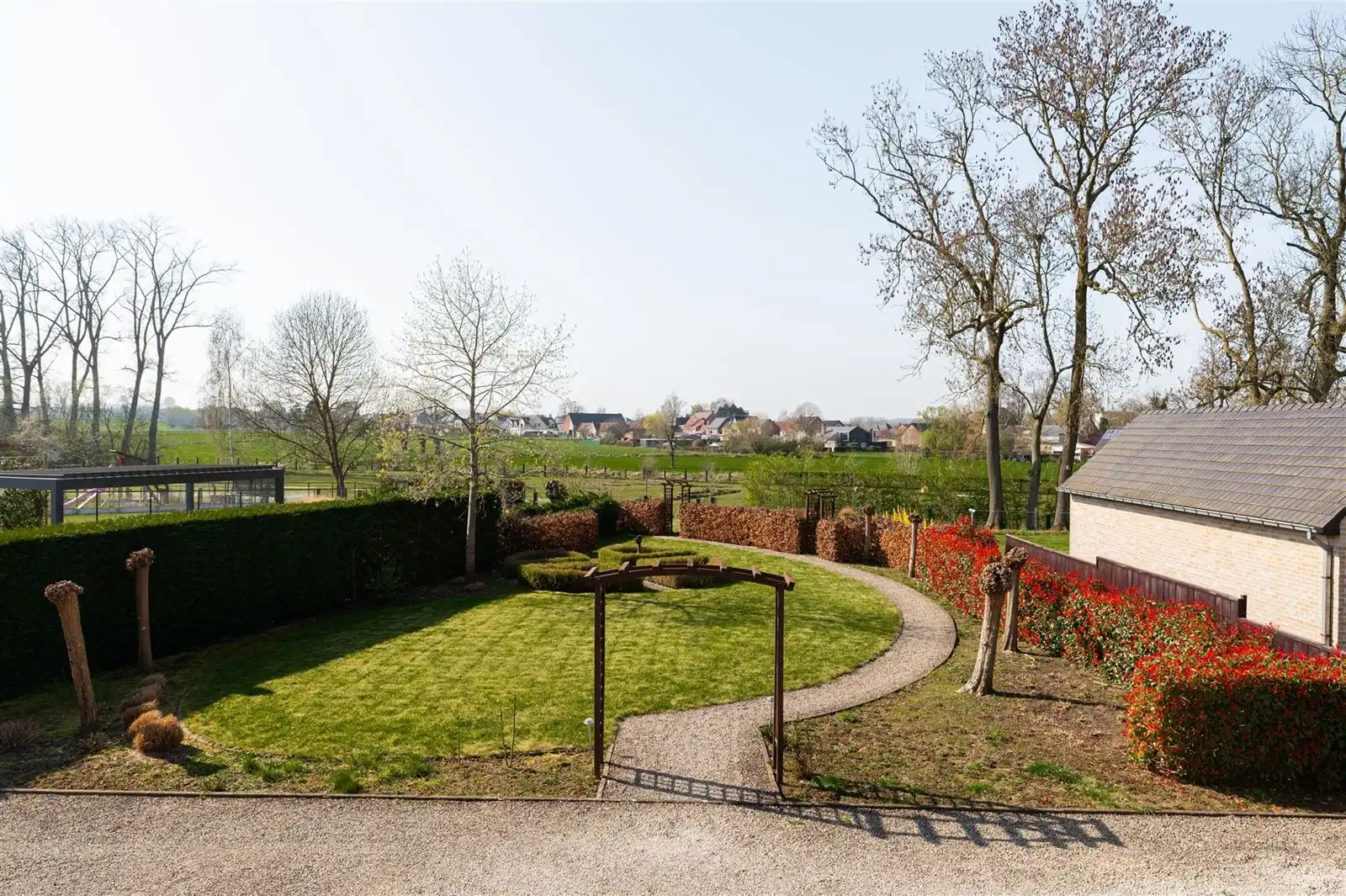Ruime lichtrijke villa met tuin op 15are50 foto 13