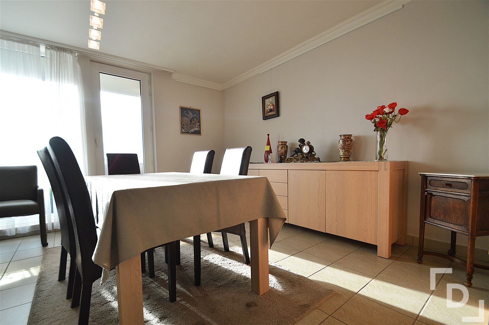 Ruim appartement met 3 slaapkamers en garage te huur in centrum Ieper foto 4