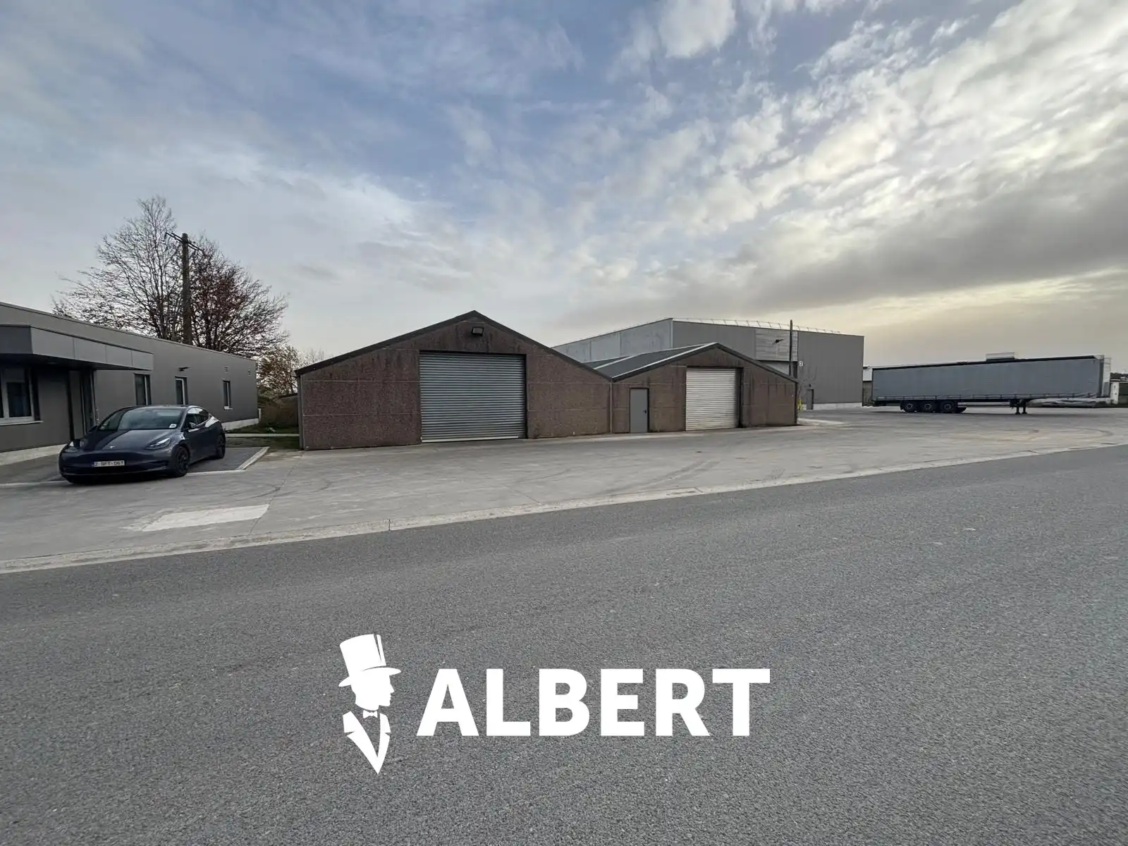 Industriële site met kantoorgebouw en hallen foto 10