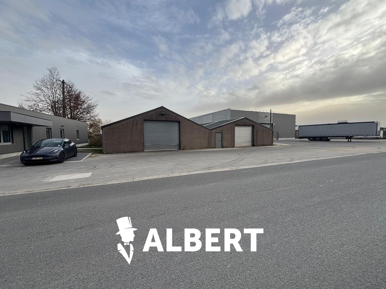 Industriële site met kantoorgebouw en hallen foto 10