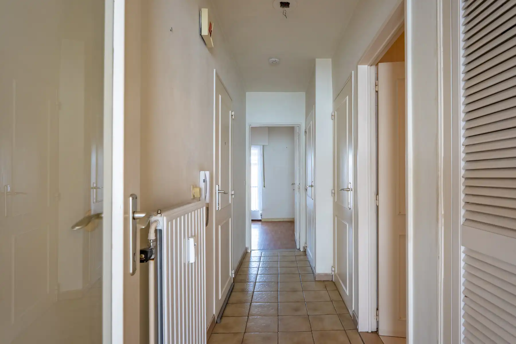 Te renoveren gelijkvloers appartement met 2 slaapkamers en garagebox! foto 3