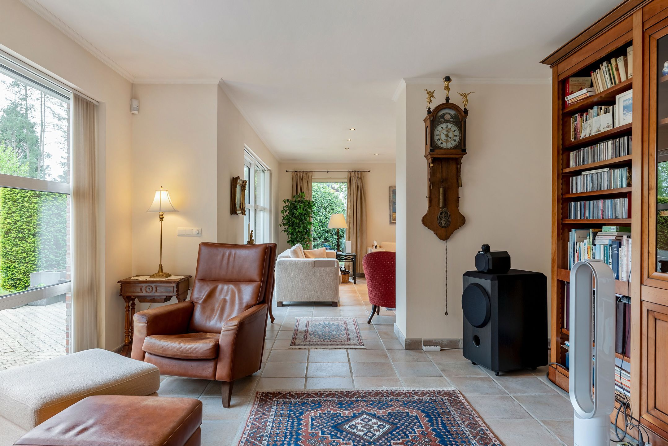 Lichtrijke villa met zuidgerichte tuin in groene wijk foto 10