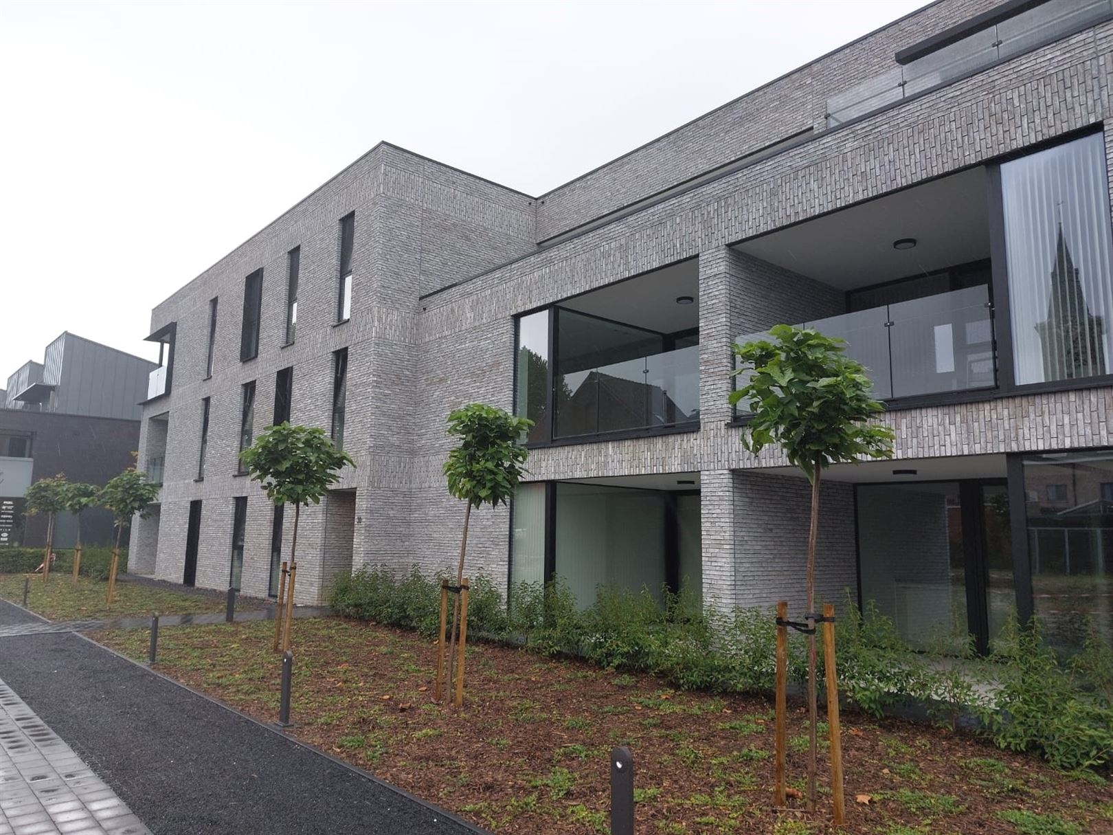 TE HUUR: recent appartement met 2 slaapkamers te Koersel! foto 2