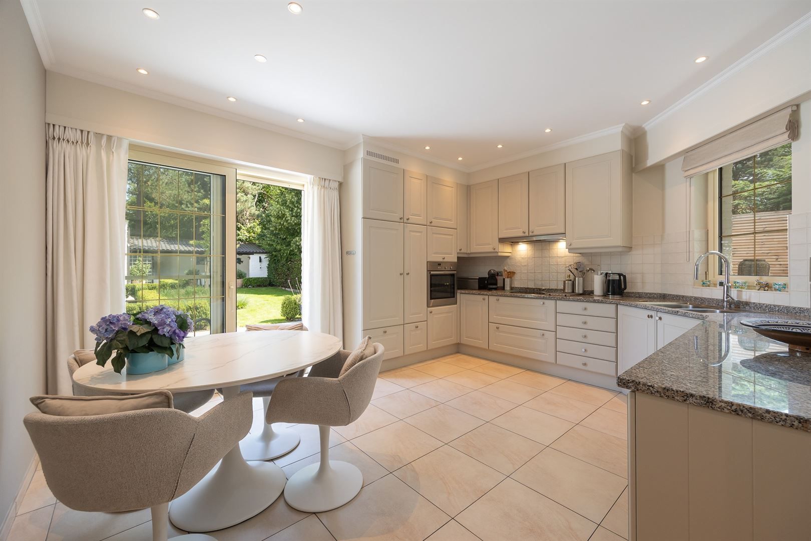 Een moderne villa met 4 ruime SLKS  nabij het centrum van Heide- Kalmthout. foto 10