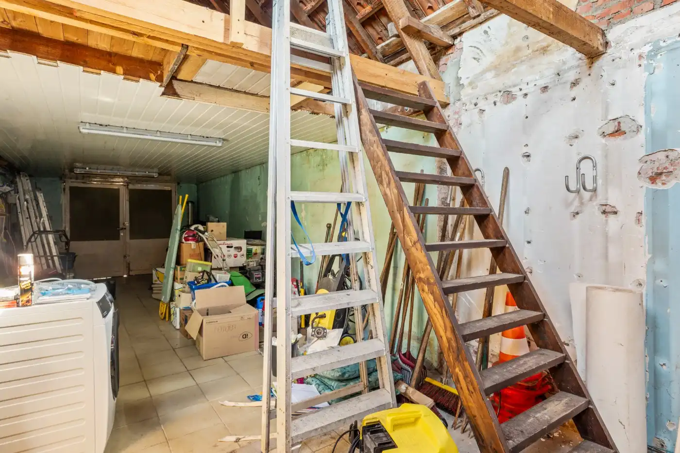 Charmante, te renoveren woning met 2 slpk., garage en tuin foto 12