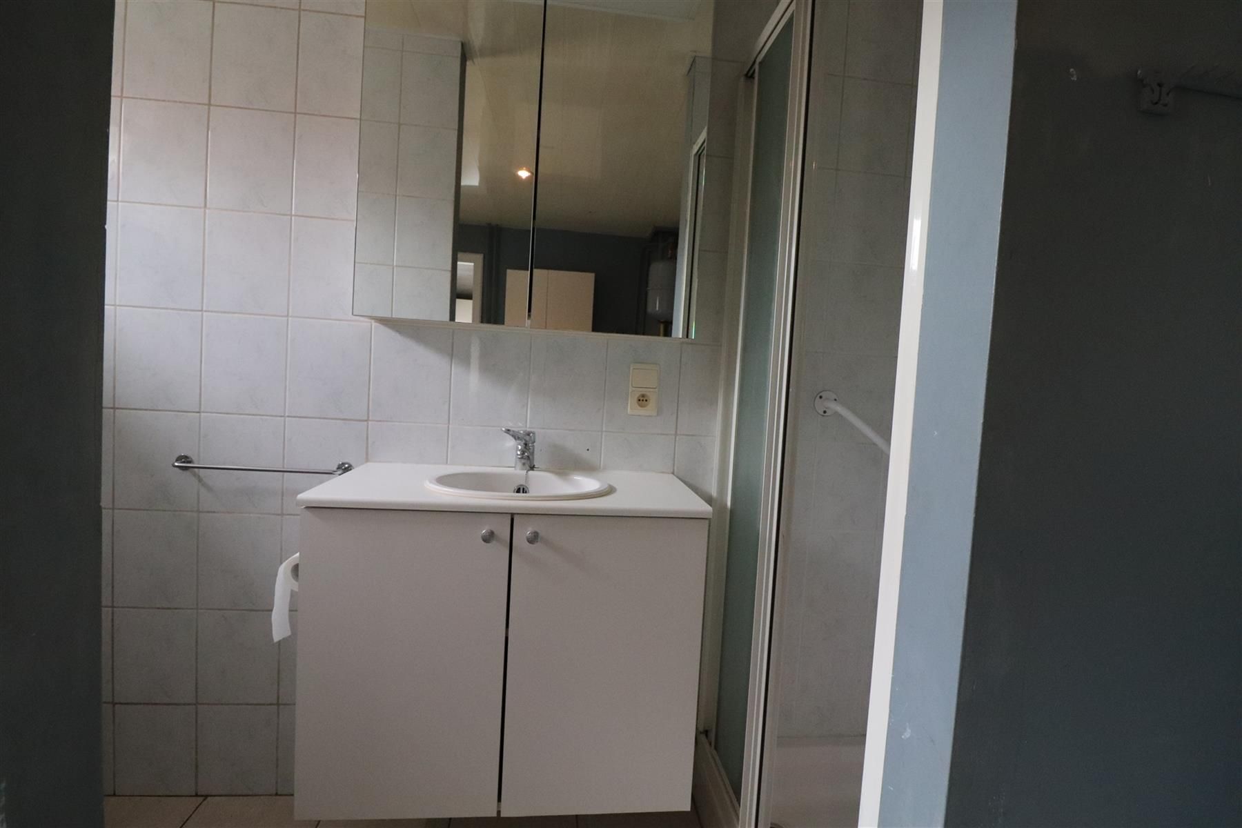 Een ruim woonhuis - halfopen bebouwing - met garage en tuin. foto 6