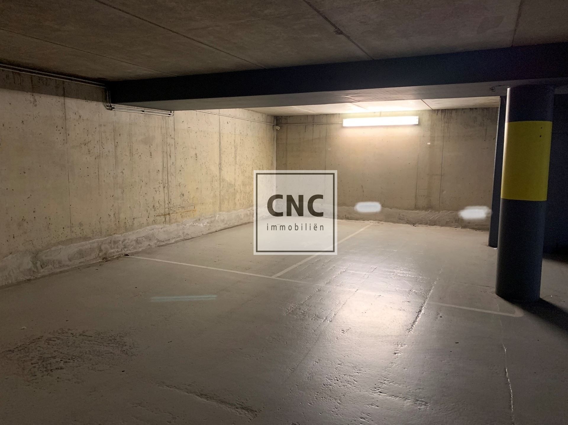 Makkelijk toegankelijke autostandplaats in het centrum van Knokke; op de hoek van de Jef Mennekenslaan met de Zoutelaan. Met autolift. foto 3