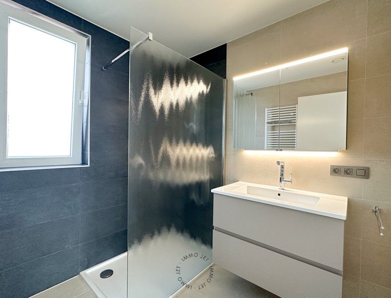 Instapklaar appartement met twee slaapkamers en terras foto 12