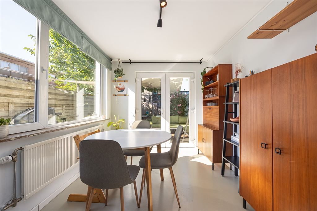 Leuke starterwoning met carport foto 9