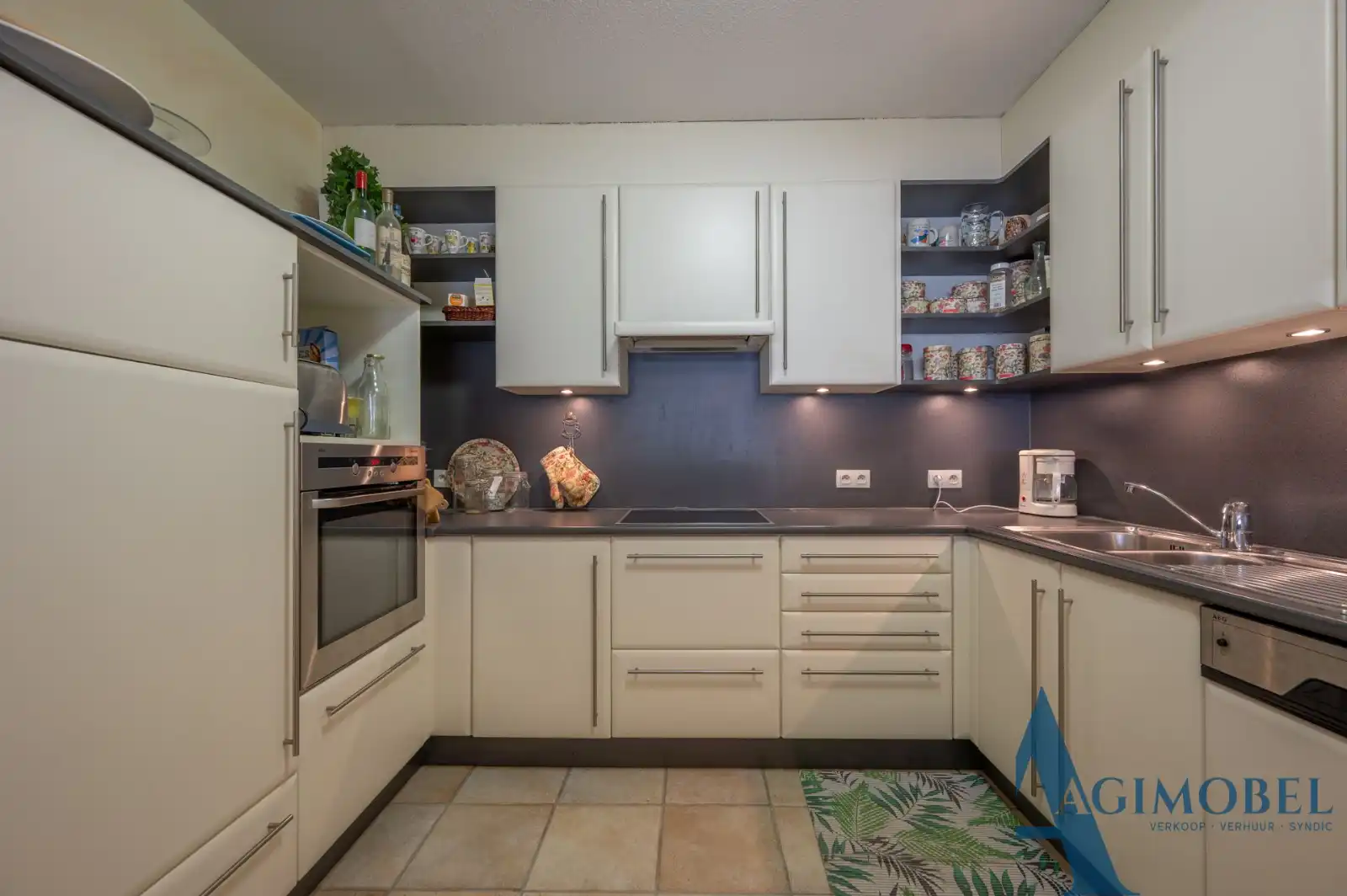 Uitzonderlijk ruim appartement met 4 slaapkamers, veel lichtinval en garage mogelijk vlakbij het Rubensplein! foto 8