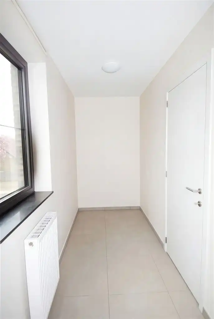 Duplex-appartement met 2 slaapkamers en bureau, terras, autostaanplaats en kelderberging. foto 2