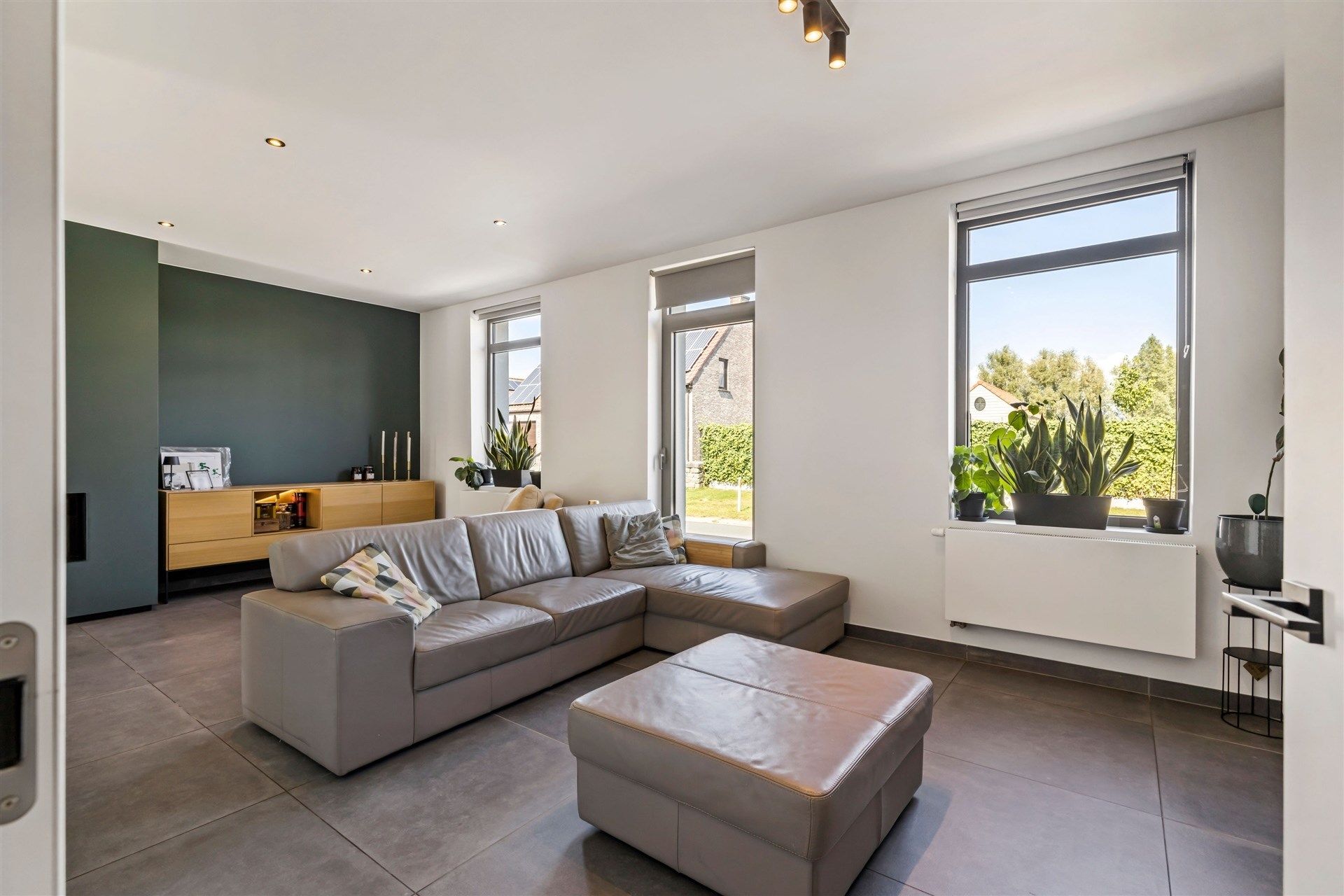 Charmante gezinswoning met dubbele garage, 3 slaapkamers en een zonnige tuin (532m²) foto 3