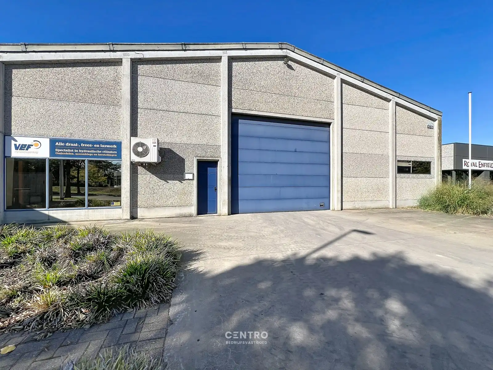 Magazijn met bureel (± 840m²) op INDUSTRIEZONE met gelijkvloerse LICHTRIJKE woonst  (o.a. 3 slpks, 2 garages,...)  op een prachtig HOEKperceel van 2.061 m² te Diksmuide! foto 5