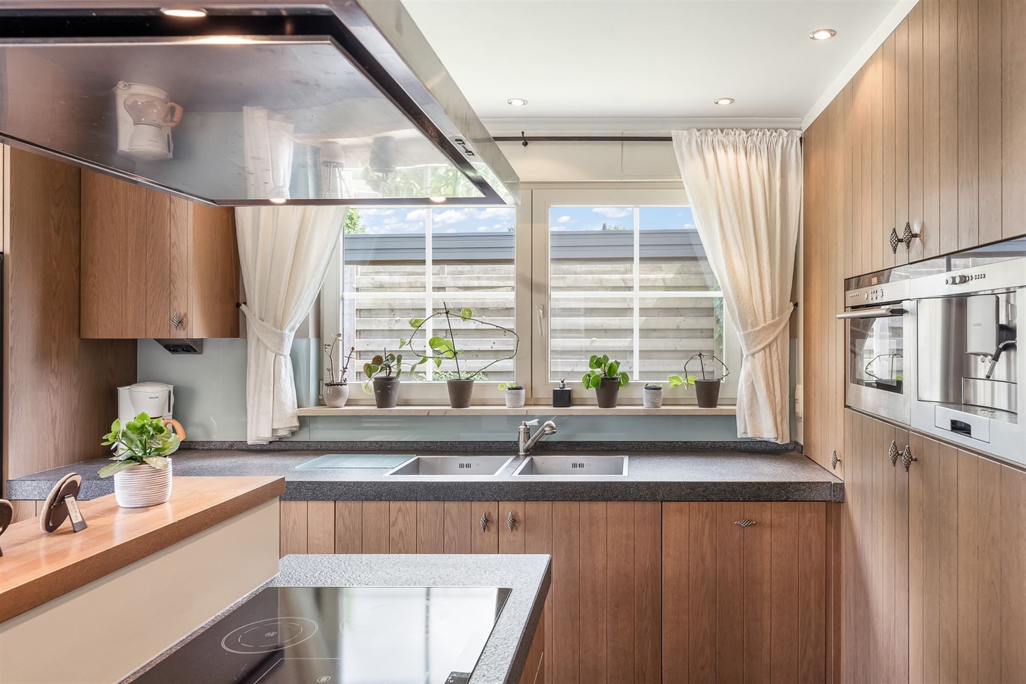 Energiezuinige woning met verwarmd zwembad en ruime garage op ideale ligging foto 8