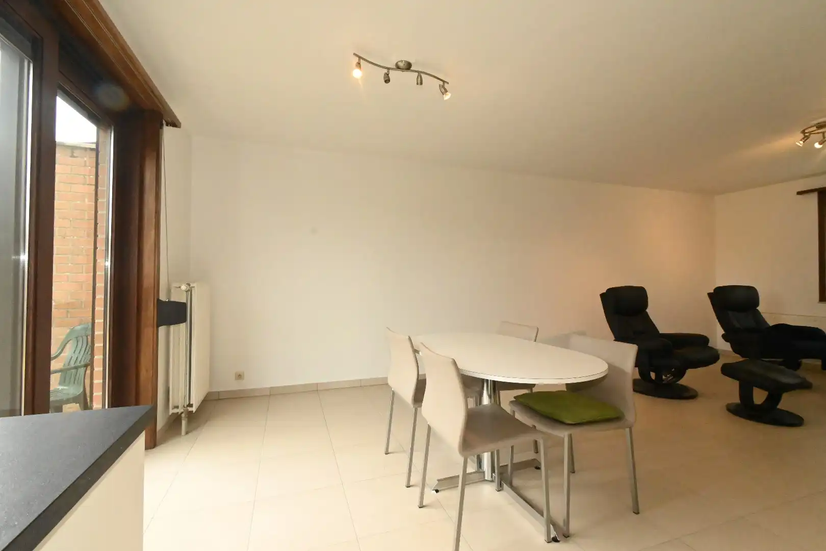 Ruime halfopen woning met parkeerplaats en tuin  foto 9