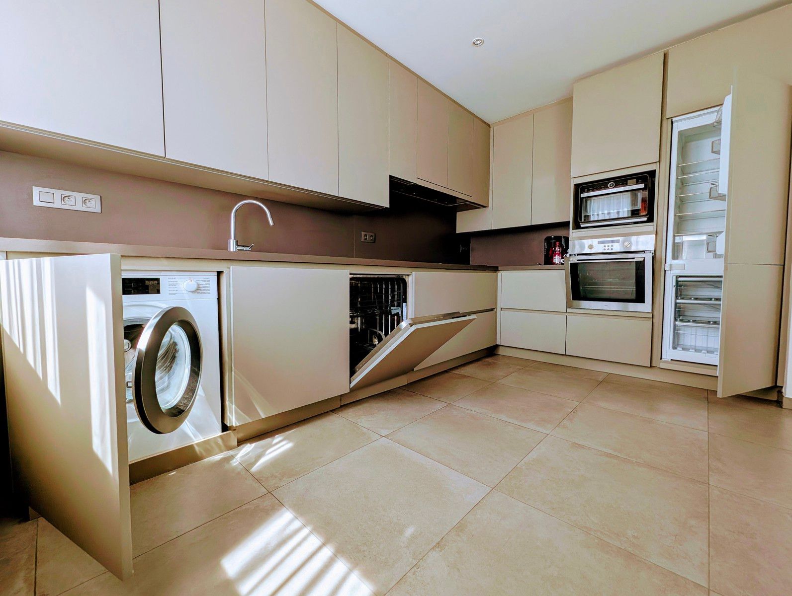 Instapklare parel in Koksijde-Bad met garage, nieuwe keuken en 4 slaapkamers! foto 8