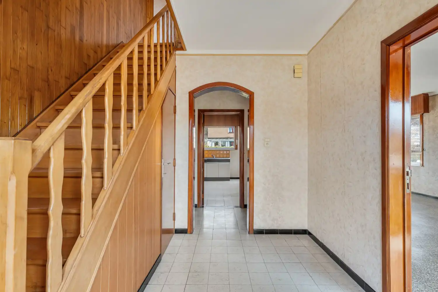 Goed gelegen en half open woning met 3 ruime slaapkamers, een extra leefruimte, een garage en een tuin te Kessel-Lo! foto 2