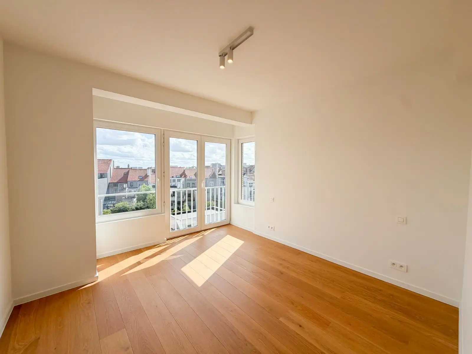 Lichtrijk en volledig gerenoveerd appartement met 2 slpk en open groenzicht foto 8