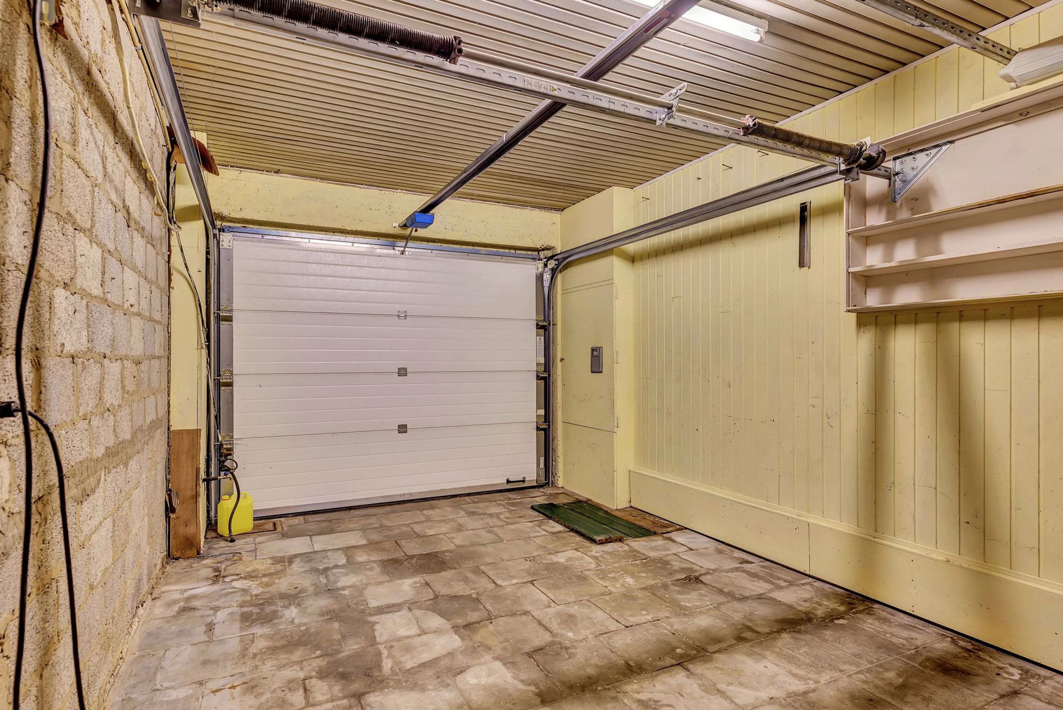 Ruime te renoveren woning op toplocatie foto 4