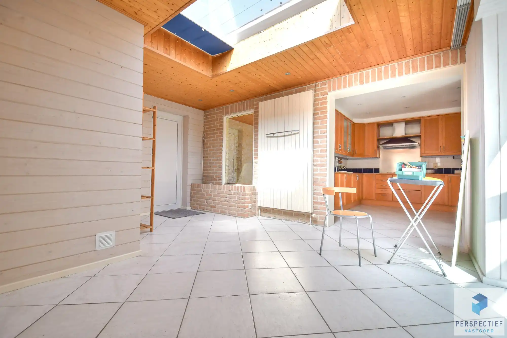 Unieke villa met dubbele garage en opslagplaats/ loods in rustige omgeving foto 8