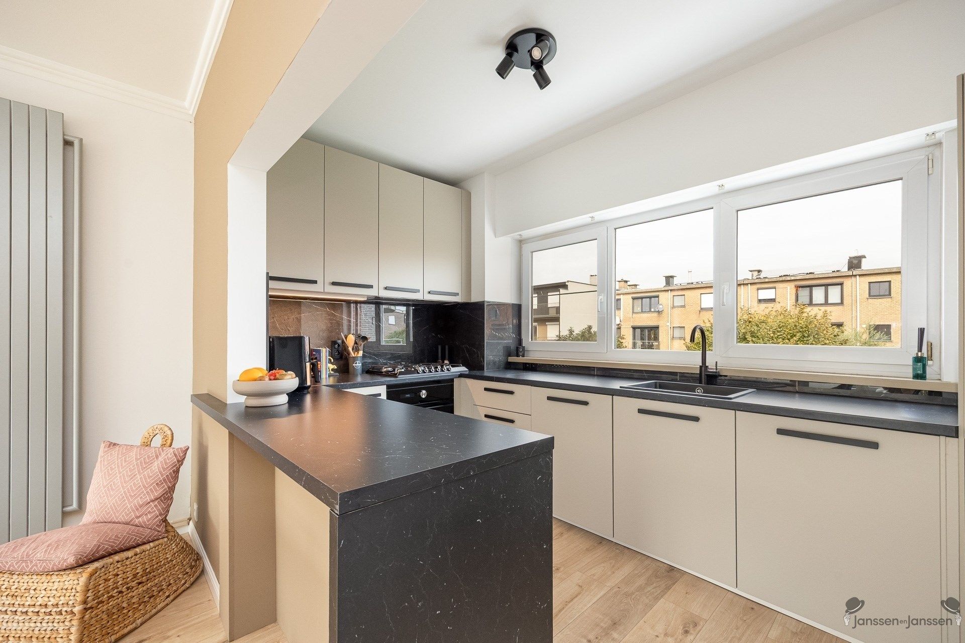 Prachtige en ruime gezinswoning in Stabroek met veel licht en een moderne afwerking. foto 3