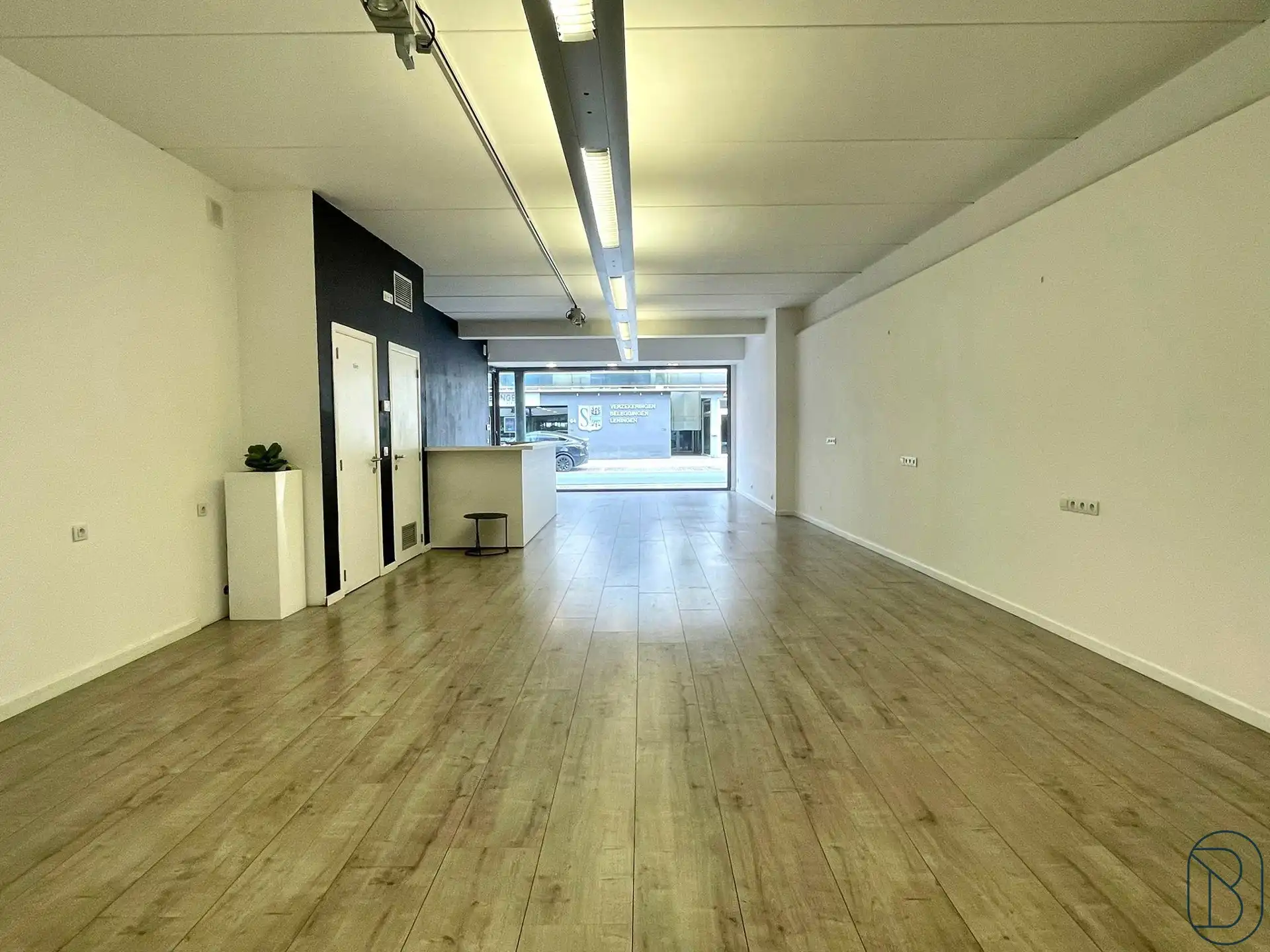 TOPgelegen leuke handelsruimte met 2 parkeerplaatsen!  foto 9