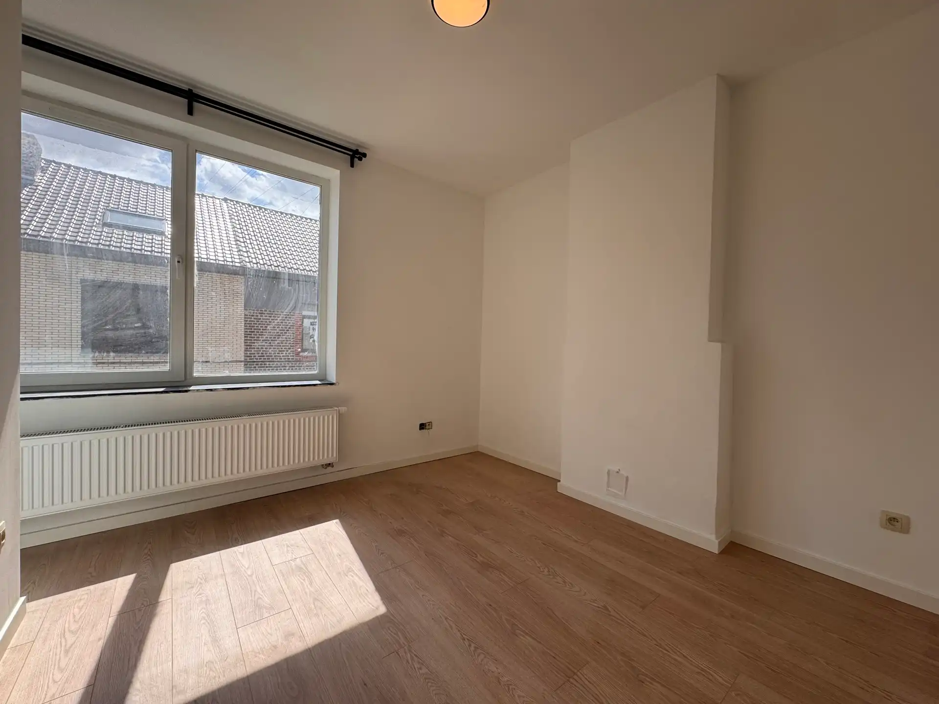 Gerenoveerde woning met drie slaapkamers en tuin foto 6