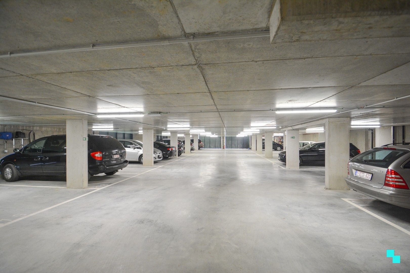 Binnen- en buitenparkeerplaatsen nabij centrum Ingelmunster foto 3