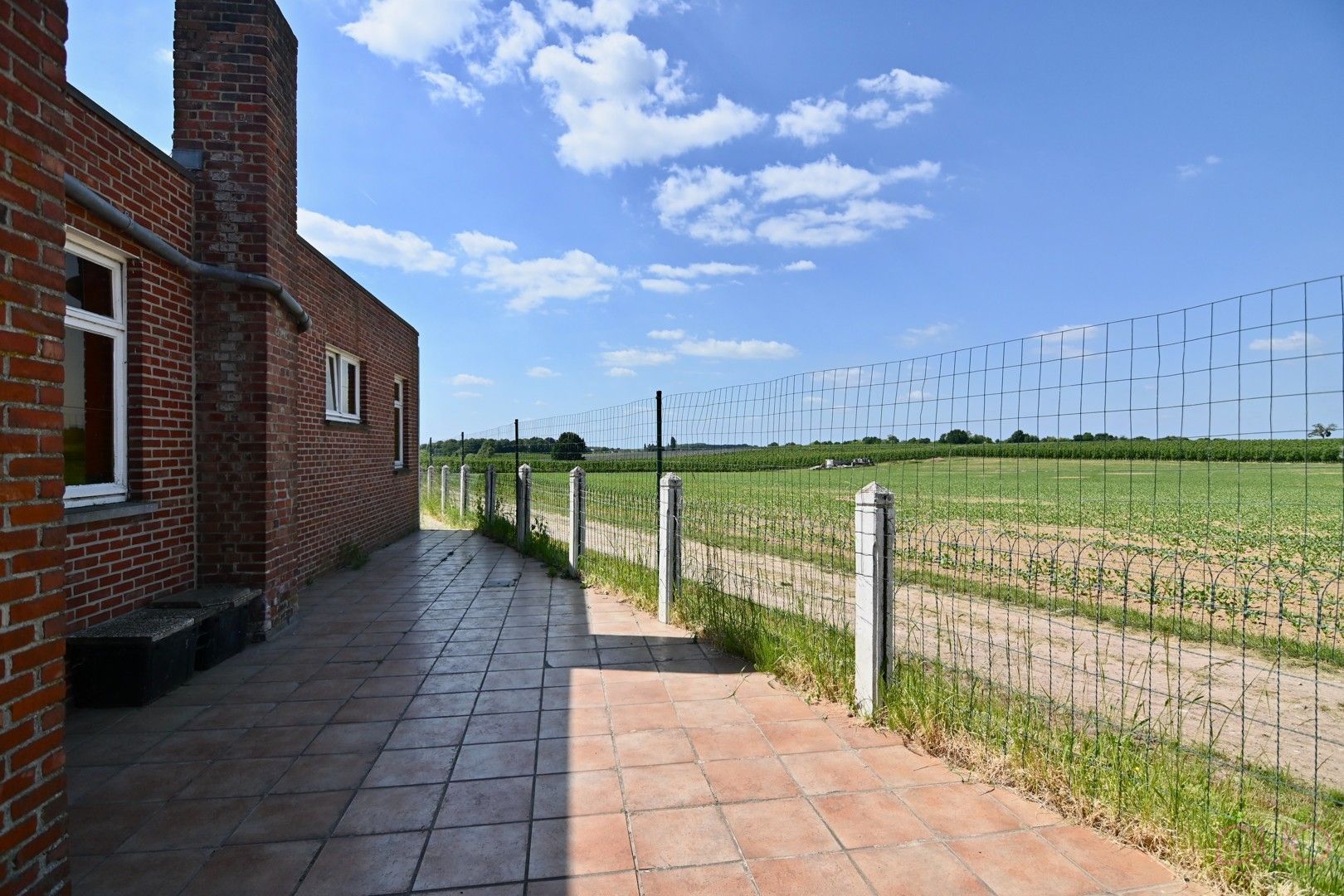 Knappe vrijstaande woning nabij het stadscentrum van Sint-Truiden met idyllische uitzicht en grote garage foto 3