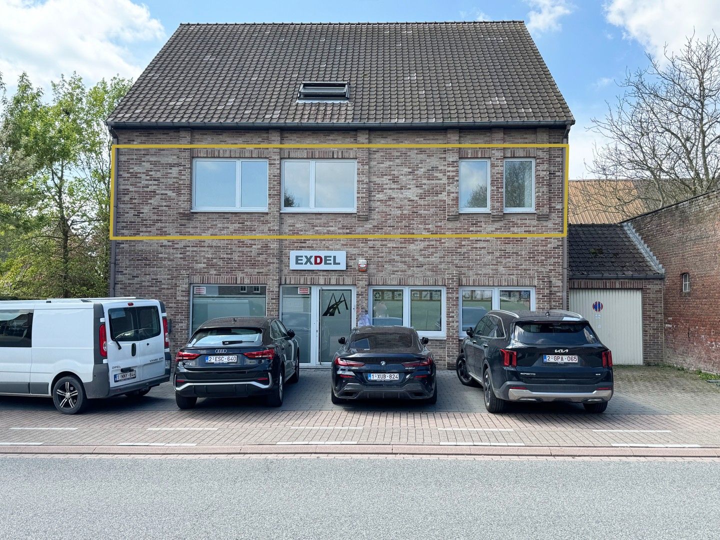 Recent gerenoveerd appartement met drie slaapkamers en garage. foto {{pictureIndex}}