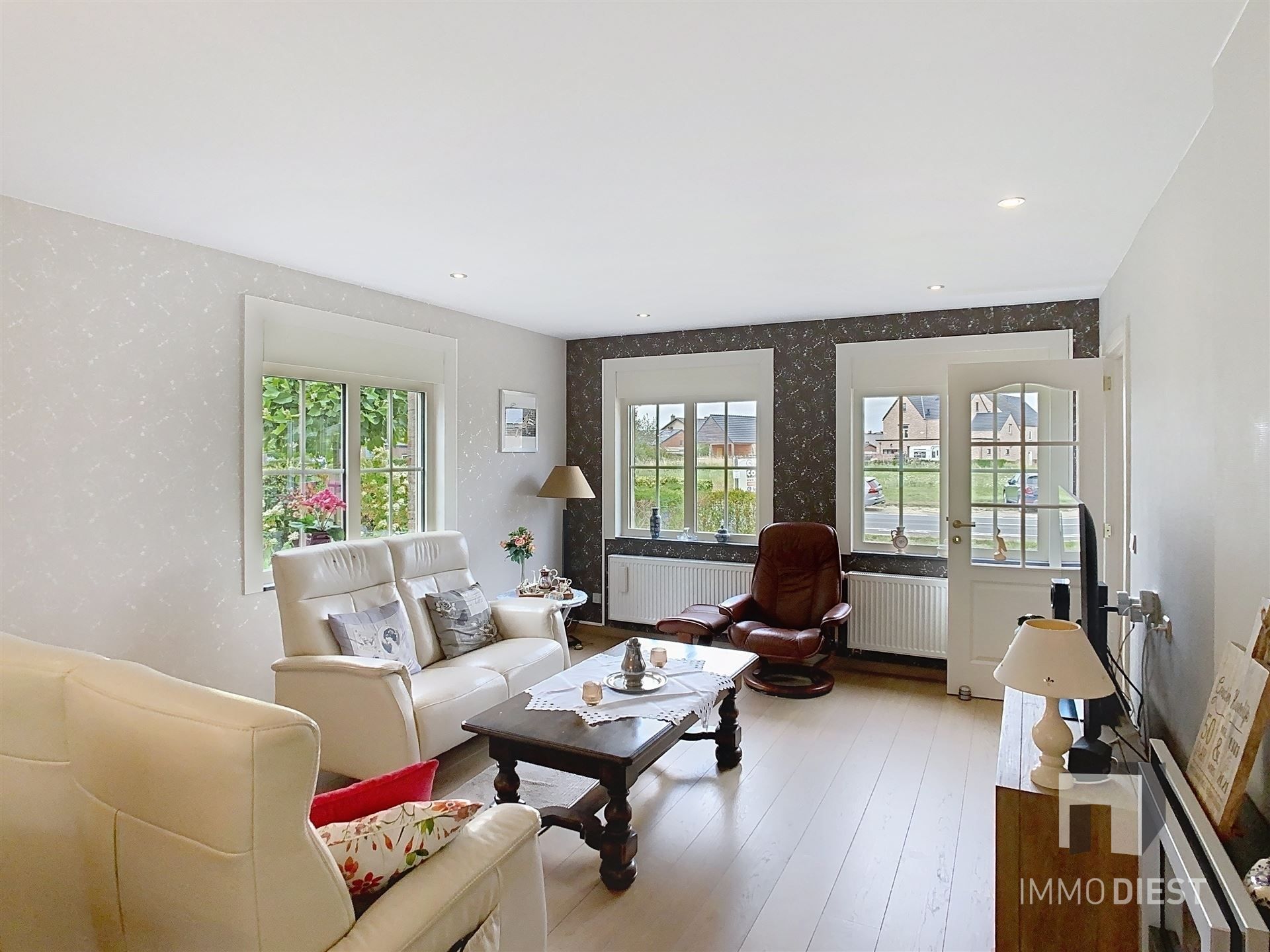 Aantrekkelijke en instapklare woning met 3 slaapkamers en prachtig aangelegde tuin op 12a 77ca. foto 4