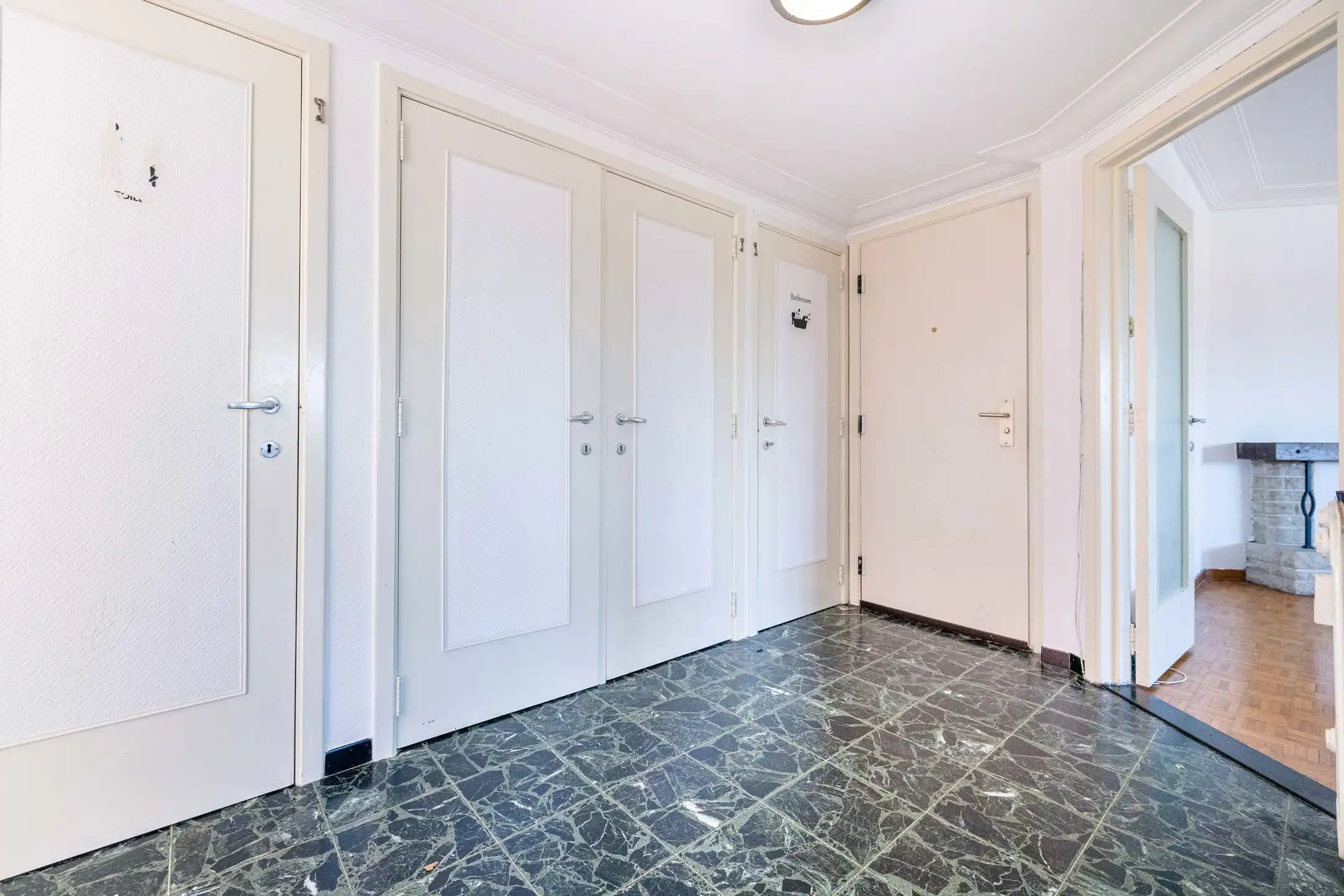 LAKEN : APT met 2 slaapkamers, terras en veel potentieel foto 8