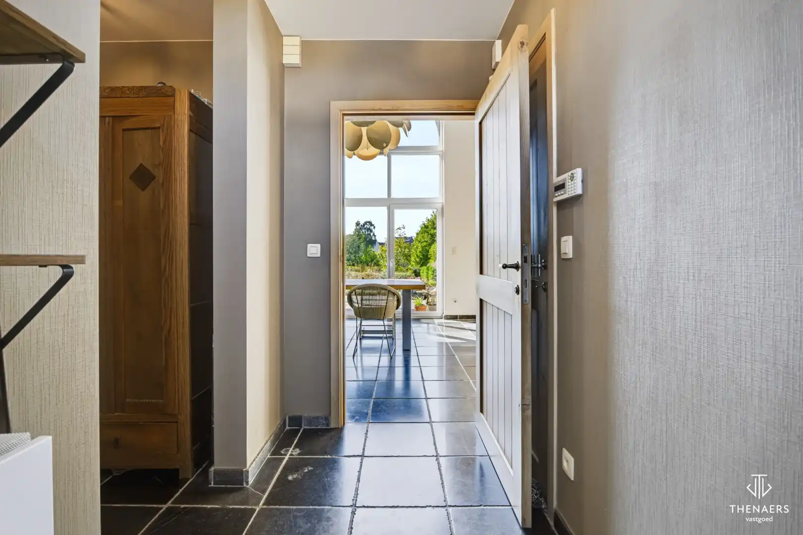 Ruime en karaktervolle woning met 4 slaapkamers, 2 badkamers en prachtige tuin – optioneel met achterliggende weide. foto 21