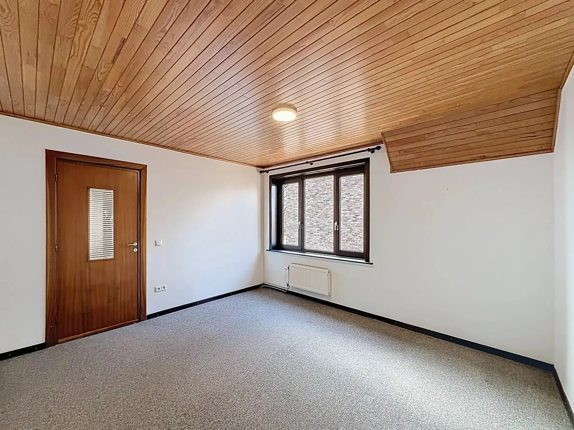 Zeer ruime en verzorgde woning met 5 slaapkamers en 2 badkamers op een groot perceel foto 19