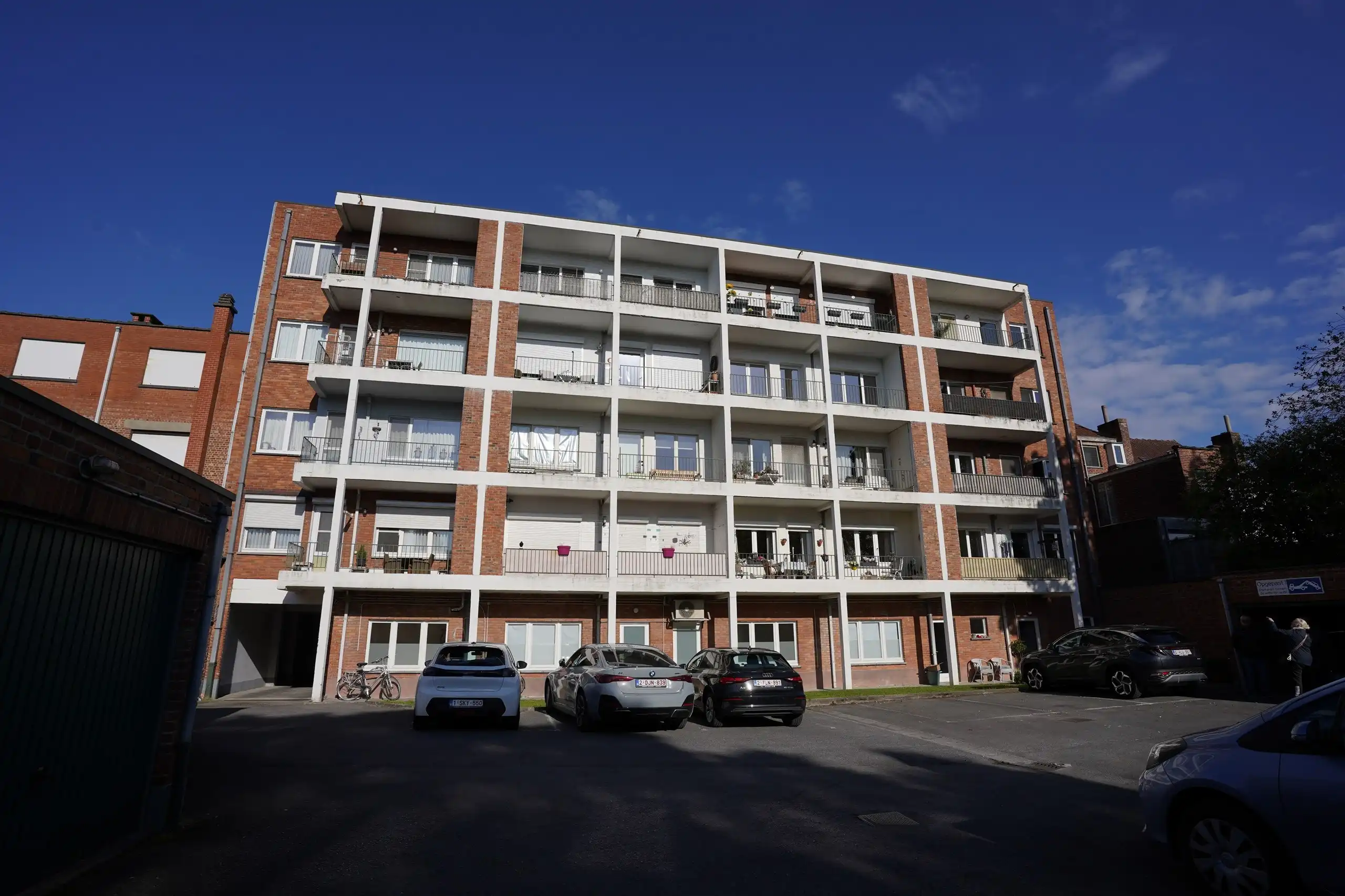 Vernieuwd appartement met garage en terras foto 15