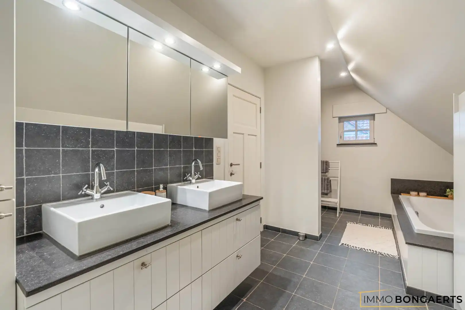 Prachtig afgewerkte woning met praktijkruimte foto 24