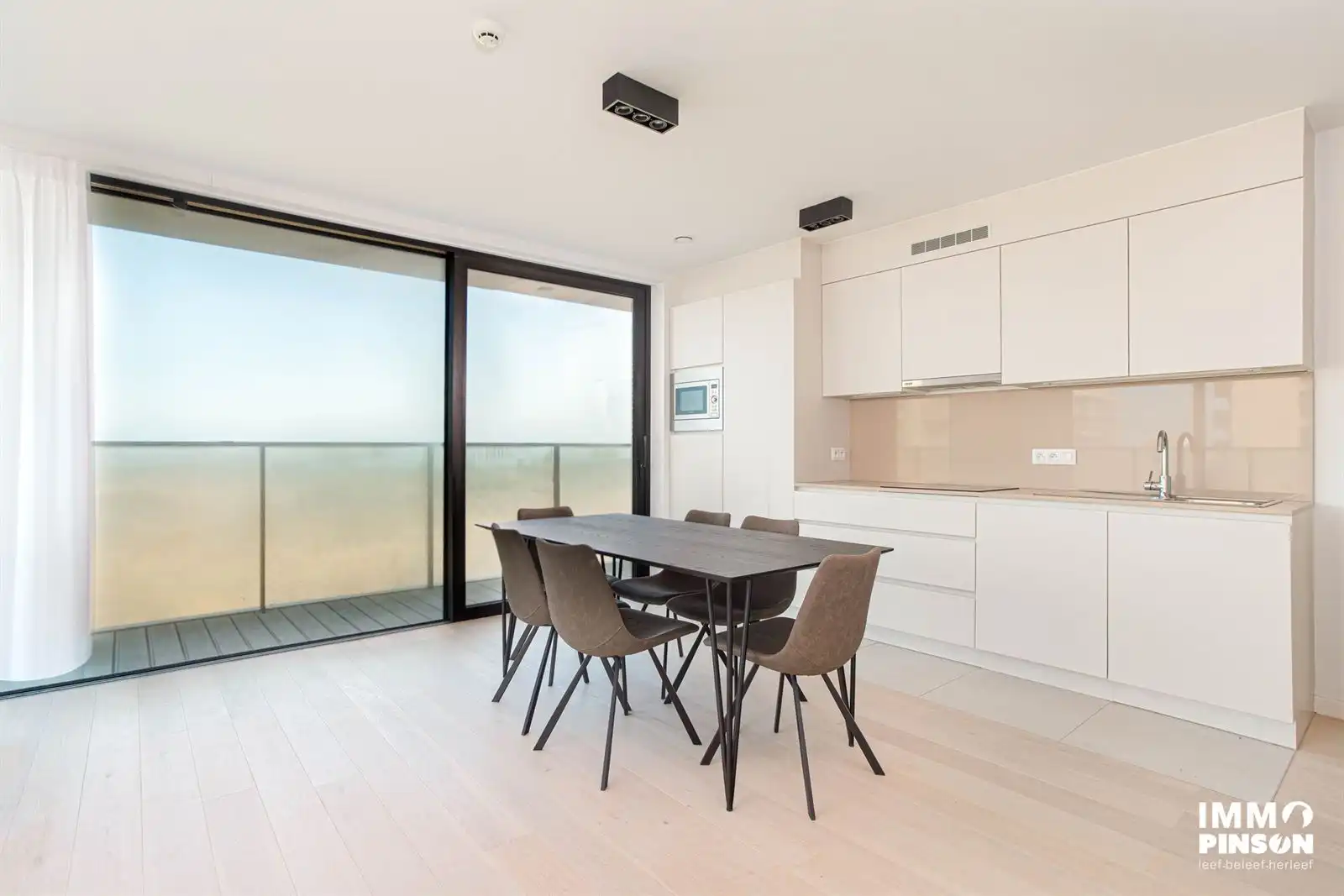 Lichtrijke assistentieflat met wijds zicht op zee, strand en duinen foto 3