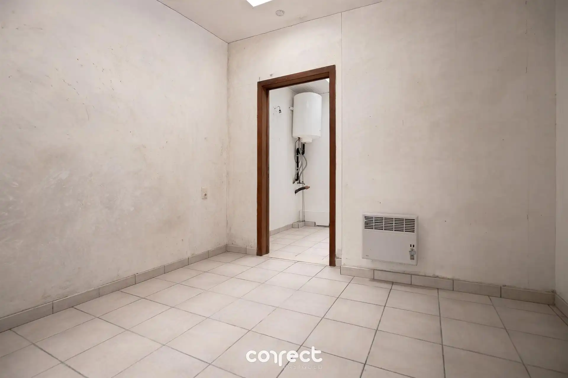 Op te frissen gelijkvloers appartement met 2 slaapkamers. foto 6